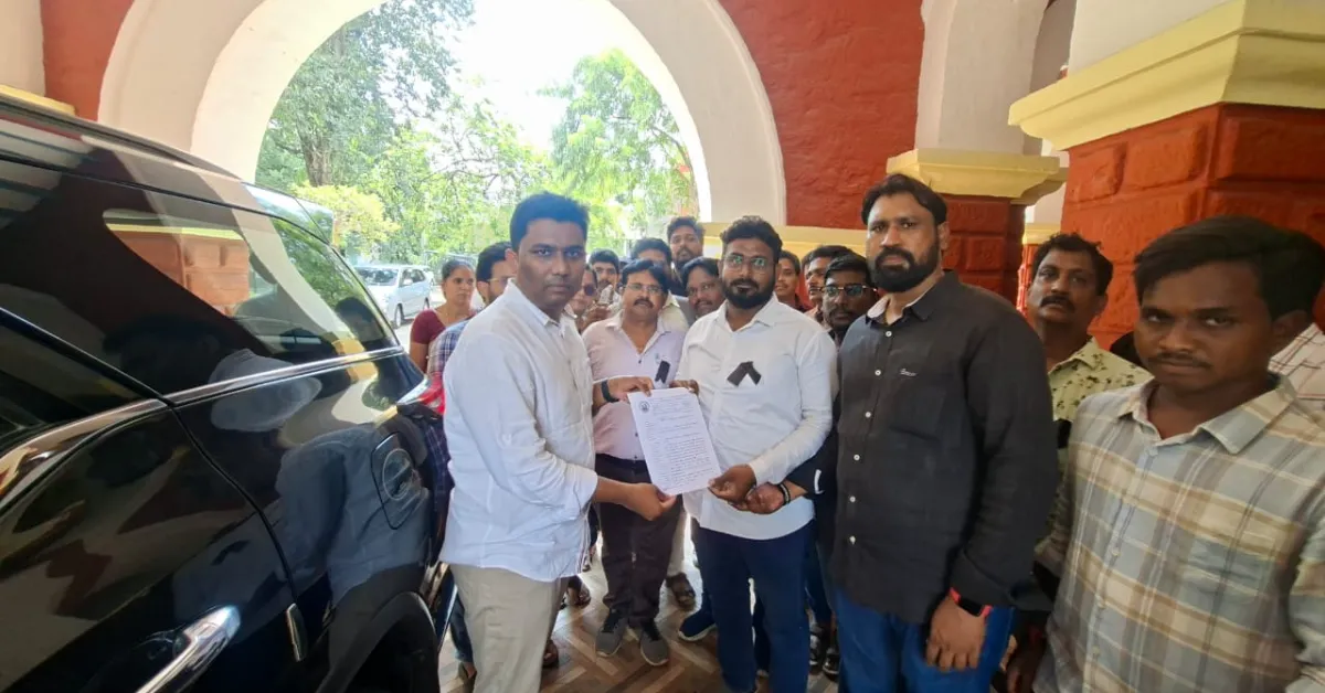 ఊహించని విధంగా నల్లబ్యాడ్జీలు ధరించి JAC ఐక్యత చాటిన సచివాలయ ఉద్యోగులు