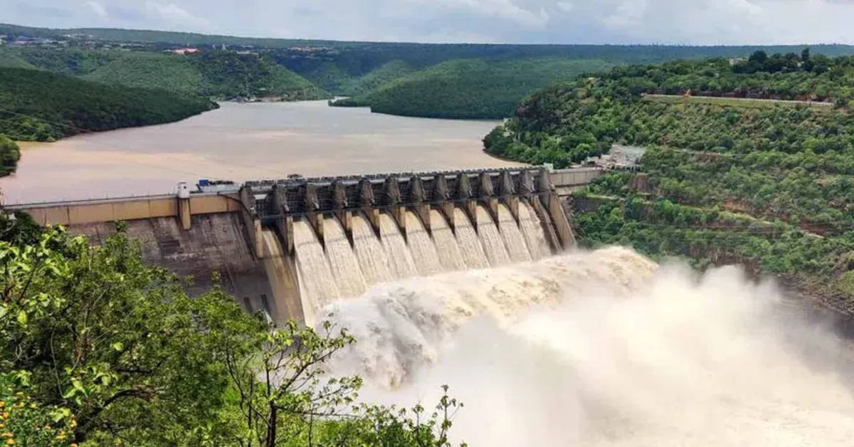 శ్రీశైలంలో ప్రాణాలను పణంగా పెట్టి యువకుడిని కాపాడిన మత్స్యకారులు-LIVE VIDEO