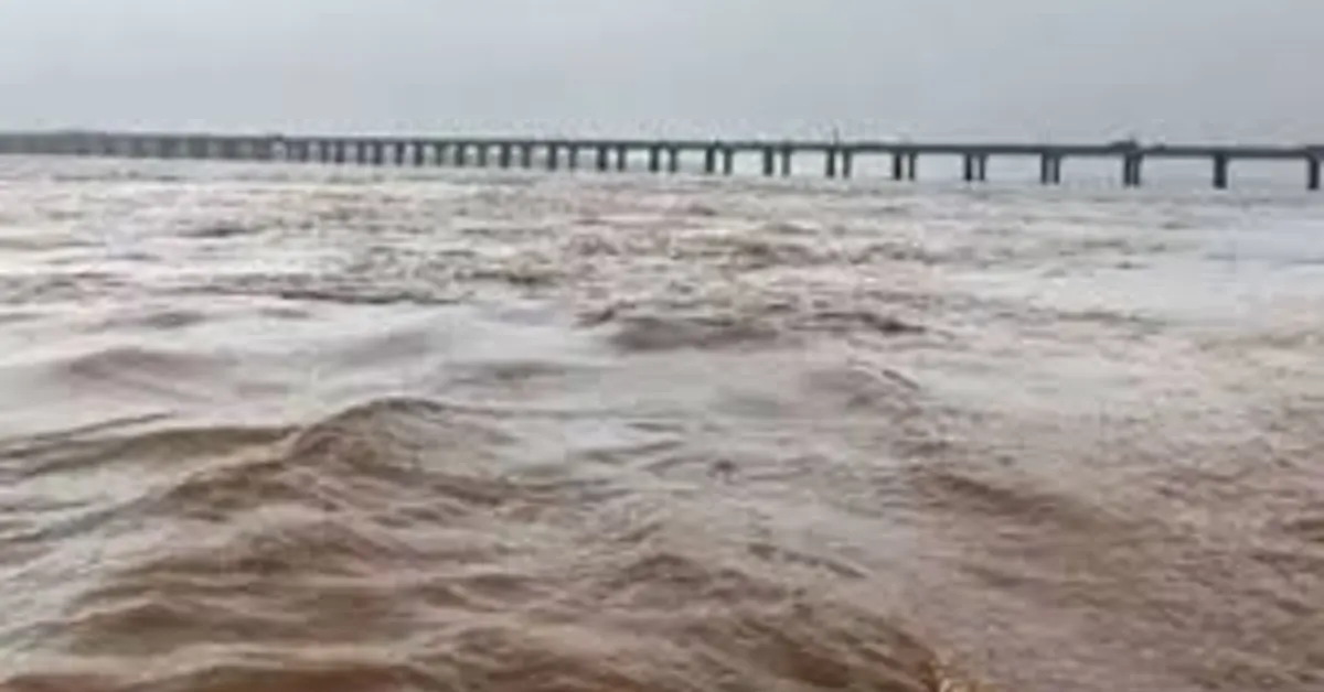 కృష్ణా–గోదావరి నదుల్లో ఉధృత వరద ప్రవాహం